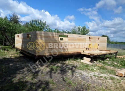 Дом из бруса с крыльцом