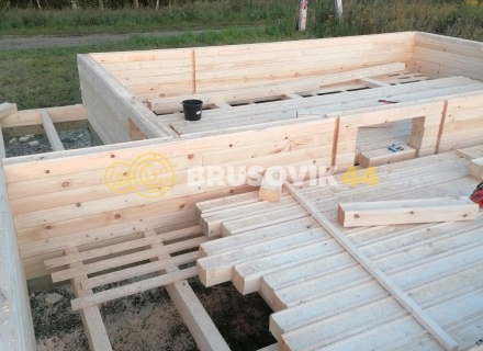 Одноэтажный дом 9х9м с двускатной крышей из профилированного бруса 145х195мм по индивидуальному проекту в г. Кострома, ул. Николая Тараканова