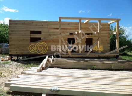 Дом из бруса с крыльцом