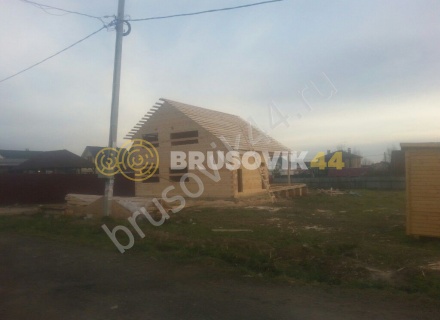 Деревянный дом с мансардой и крыльцом