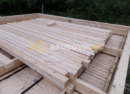 Дом из бруса с крыльцом