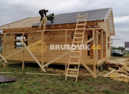 Одноэтажный дом 9х9м с двускатной крышей из профилированного бруса 145х195мм по индивидуальному проекту в г. Кострома, ул. Николая Тараканова