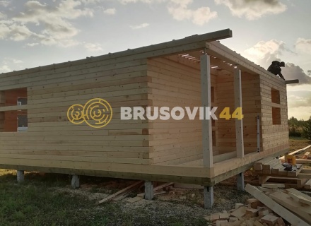 Одноэтажный дом 9х9м с двускатной крышей из профилированного бруса 145х195мм по индивидуальному проекту в г. Кострома, ул. Николая Тараканова